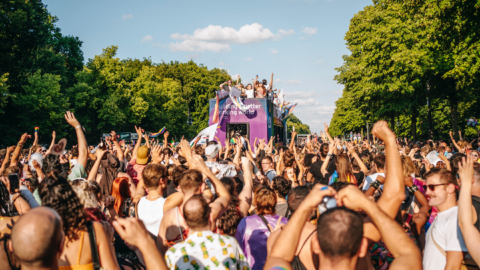 Foto von Raphael Renter auf Unsplash_Berlin_CSD (1)